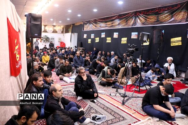 نیایش عاشقانه زائران شهدای گمنام در سومین شب قدر