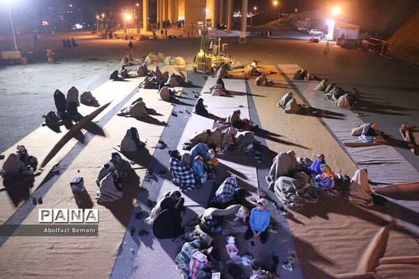 نیایش عاشقانه زائران شهدای گمنام در سومین شب قدر