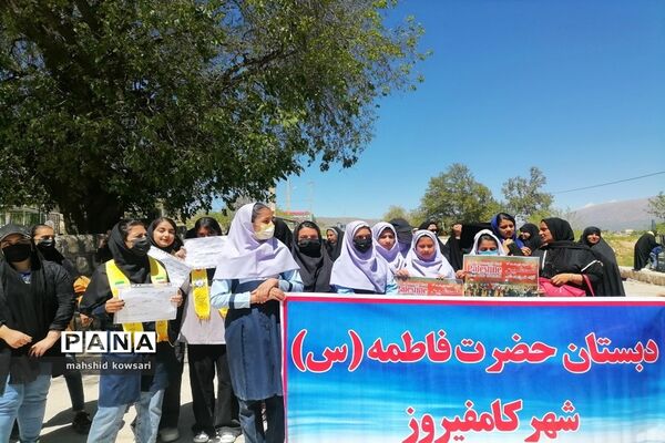 حضور دانش‌آموزان کامفیروزی در راهپیمایی روز قدس