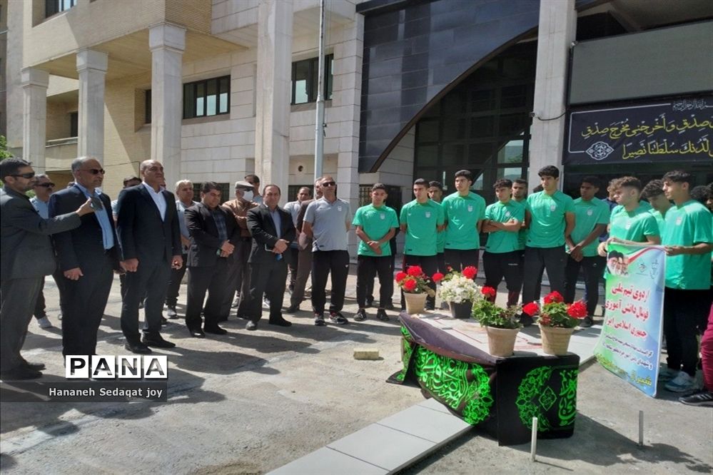 ادای احترام اعضای تیم ملی فوتبال دانش‌آموزی ایران به مزار شهید گمنام در شیراز