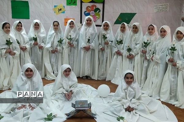 اجرای هماهنگ سرود روزه‌اولی‌ها در میان دانش‌آموزان نومکلف رودهن