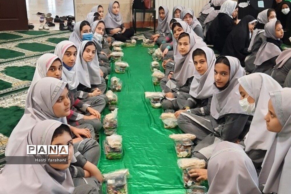 محفل انس با قرآن ویژه روزه اولی‌ها در مدرسه آیت‌الله خامنه‌ای قرچک