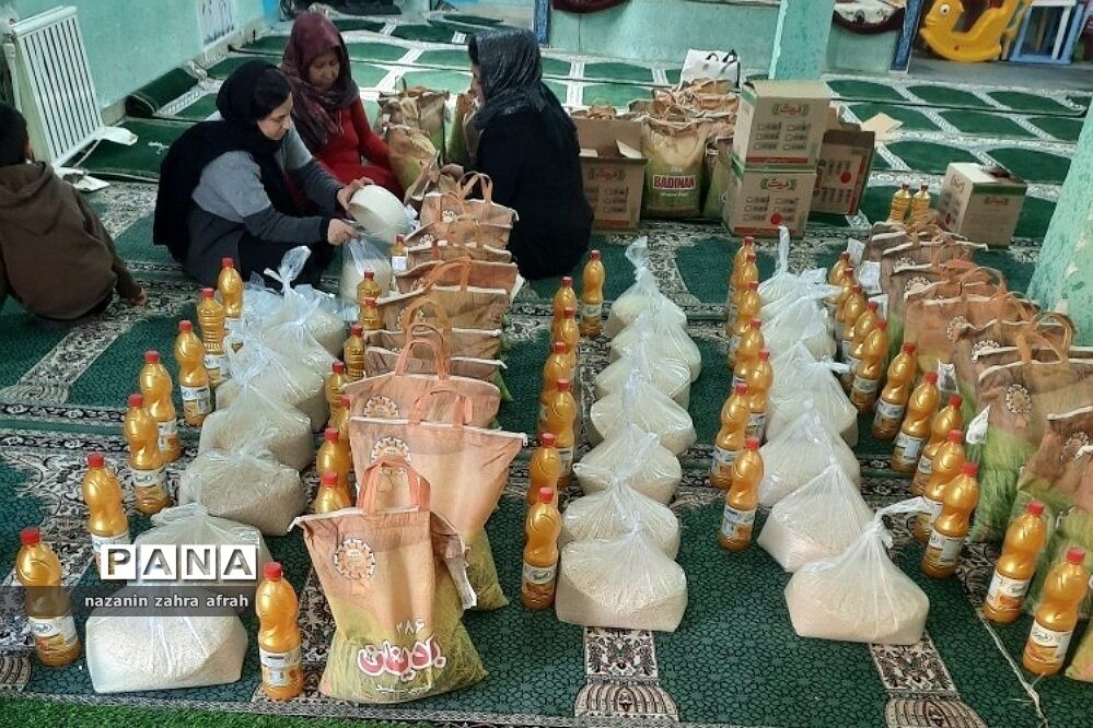 کمک‌های مومنانه در دبستان ارشاد رودهن به خانواده‌های نیازمند دانش‌آموزان