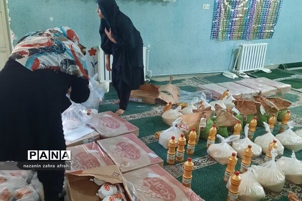کمک‌های مومنانه در دبستان ارشاد رودهن به خانواده‌های نیازمند دانش‌آموزان