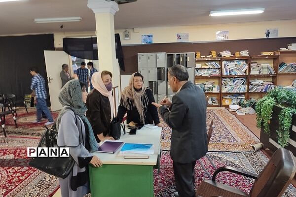 سمینار هدایت تحصیلی دانش‌آموزان پایه نهم مدرسه شهید بهشتی رودهن با اولیا