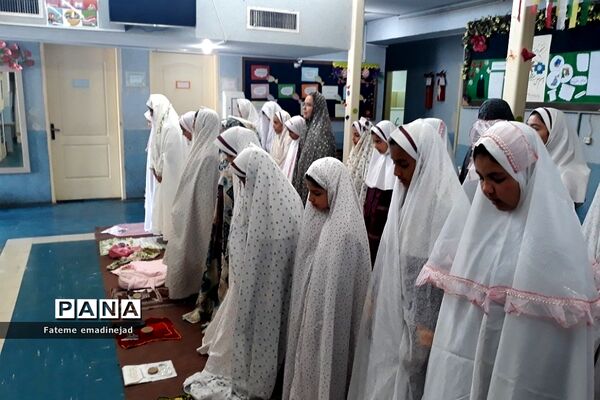 برگزاری آخرین نماز جماعت دبستان حضرت زهرا ۲ رودهن در ماه مبارک رمضان