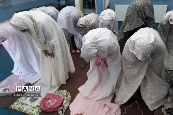 برگزاری آخرین نماز جماعت دبستان حضرت زهرا ۲ رودهن در ماه مبارک رمضان