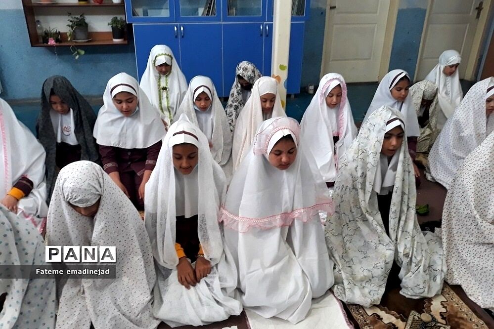 برگزاری آخرین نماز جماعت دبستان حضرت زهرا ۲ رودهن در ماه مبارک رمضان