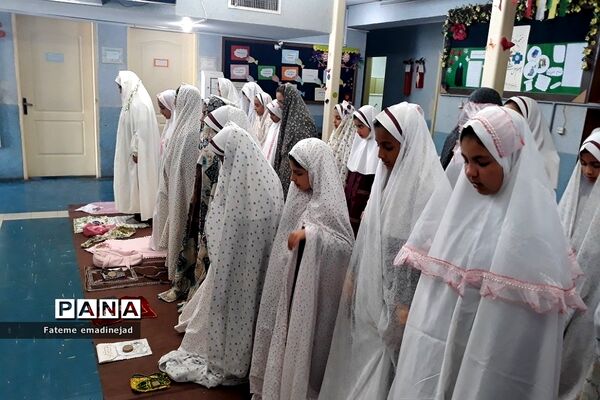 برگزاری آخرین نماز جماعت دبستان حضرت زهرا ۲ رودهن در ماه مبارک رمضان