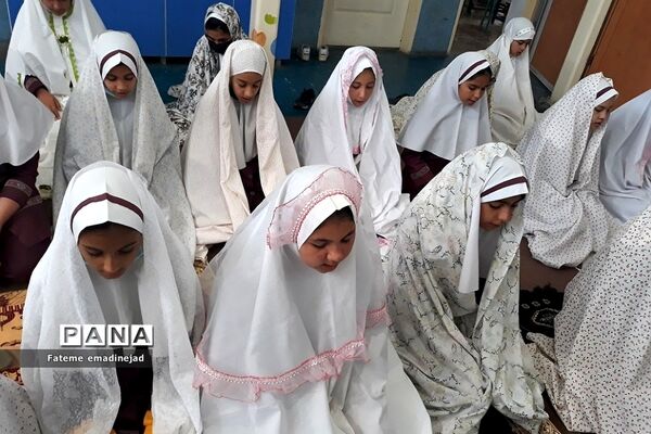 برگزاری آخرین نماز جماعت دبستان حضرت زهرا ۲ رودهن در ماه مبارک رمضان