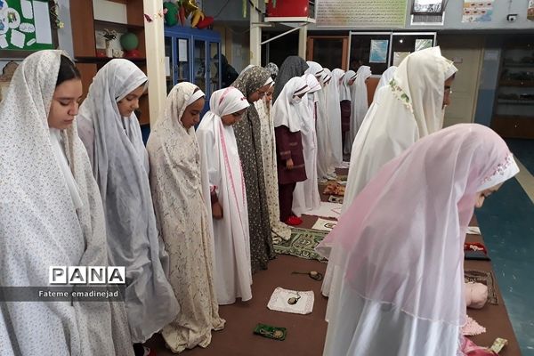 برگزاری آخرین نماز جماعت دبستان حضرت زهرا ۲ رودهن در ماه مبارک رمضان
