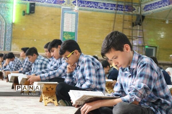 برگزاری محفل انس با قرآن دانش‌آموزی در ناحیه یک بهارستان