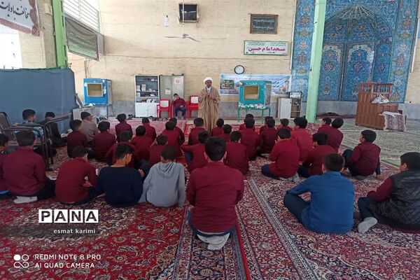 شرکت دانش‌آموزان مدرسه جیحون خاتم در نماز جماعت مسجد مجاور مدرسه