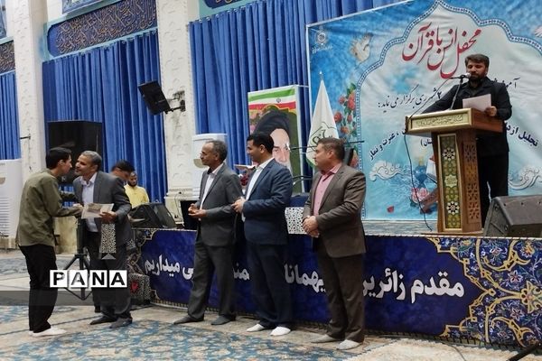 تجلیل ازدانش‌آموزان برتر مسابقات قرآن، عترت و نماز مدارس ناحیه 2 شهرری