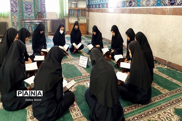 برگزاری محفل انس با قرآن‌کریم در دبیرستان توحید شهرستان رباط‌کریم