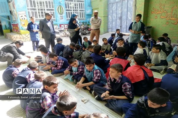 برپایی نمایشگاه دستاورد پسران هنرمند دبستان سیدالشهدا(ع) ناحیه یک یزد