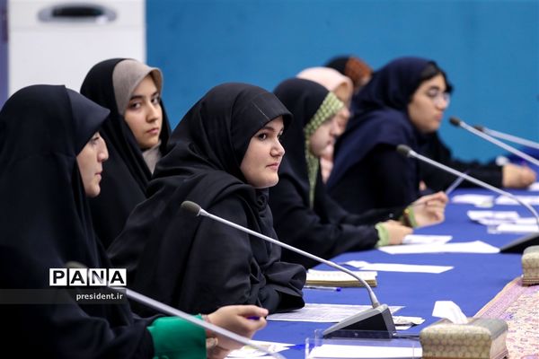 نشست رمضانی رئیس جمهوری با جمعی از نوجوانان