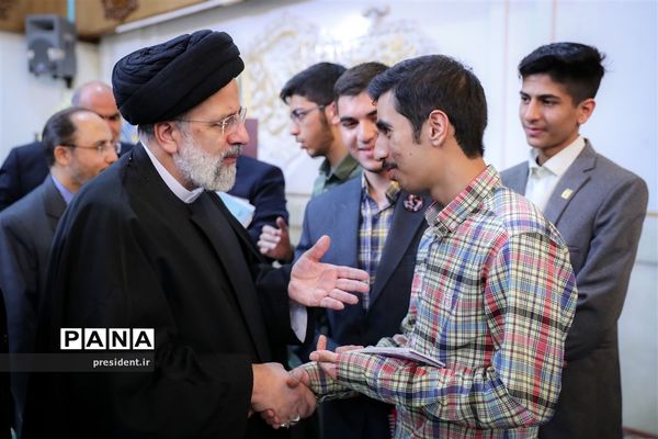 نشست رمضانی رئیس جمهوری با جمعی از نوجوانان