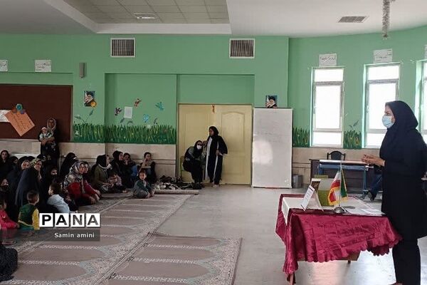جلسه آموزش خانواده پیرامون هوش هیجانی در دبستان‌حضرت زینب(س) رودهن