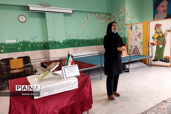 جلسه آموزش خانواده پیرامون هوش هیجانی در دبستان‌حضرت زینب(س) رودهن