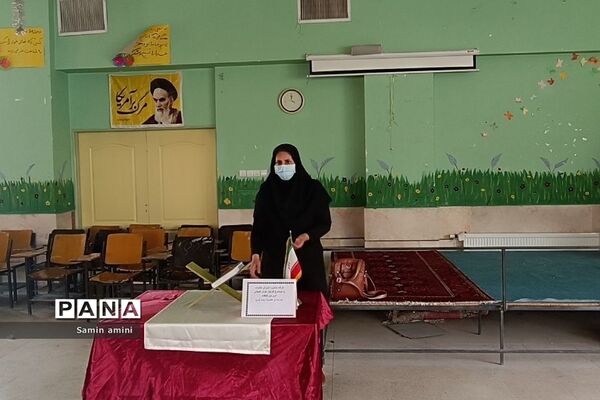 جلسه آموزش خانواده پیرامون هوش هیجانی در دبستان‌حضرت زینب(س) رودهن