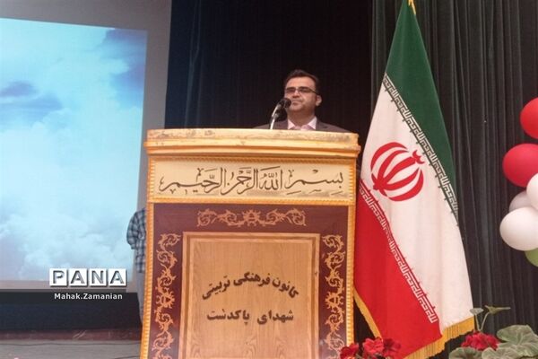 تقدیر از دانش‌آموزان برتر مدرسه شهید مجید پازوکی