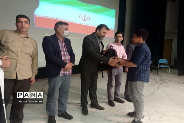 تقدیر از دانش‌آموزان برتر مدرسه شهید مجید پازوکی