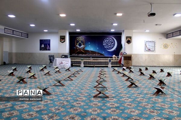 محفل انس با قرآن کریم با حضور برگزیدگان قرآنی دختر مدارس متوسطه ناحیه ۵