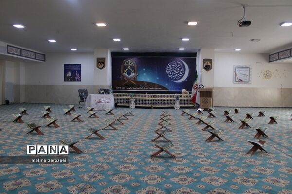 محفل انس با قرآن کریم با حضور برگزیدگان قرآنی دختر مدارس متوسطه ناحیه ۵