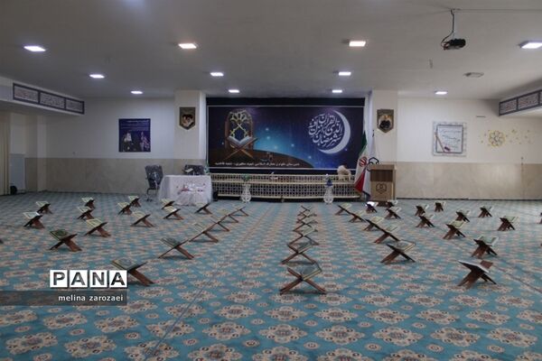 محفل انس با قرآن کریم با حضور برگزیدگان قرآنی دختر مدارس متوسطه ناحیه ۵