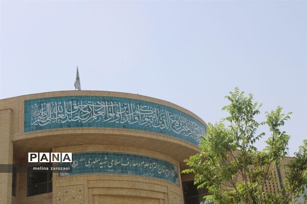 محفل انس با قرآن کریم با حضور برگزیدگان قرآنی دختر مدارس متوسطه ناحیه ۵