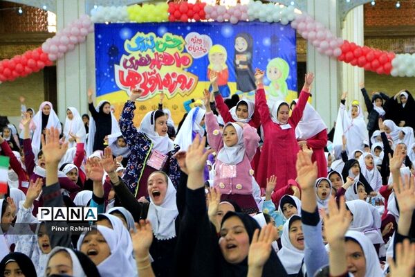 اجتماع بزرگ ۱۰ هزار دانش‌آموز دختر روزه اولی  در تبریز-۱