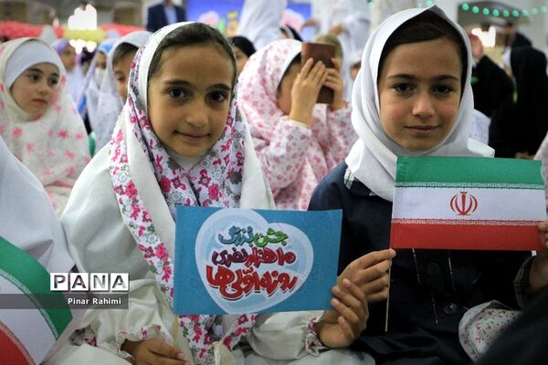 اجتماع بزرگ ۱۰ هزار دانش‌آموز دختر روزه اولی  در تبریز-۱