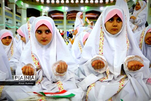 اجتماع بزرگ ۱۰ هزار دانش‌آموز دختر روزه اولی  در تبریز-۱