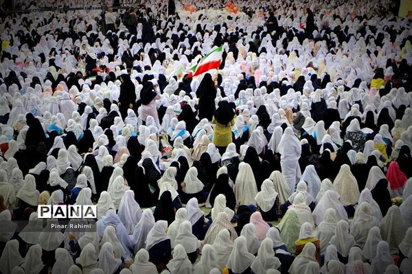 اجتماع بزرگ ۱۰ هزار دانش‌آموز دختر روزه اولی  در تبریز-۱
