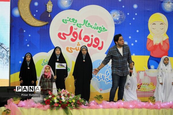 اجتماع بزرگ ۱۰ هزار دانش‌آموز دختر روزه اولی  در تبریز-۱