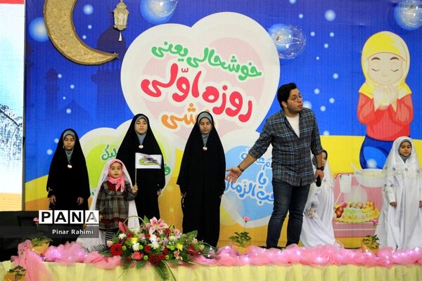 اجتماع بزرگ ۱۰ هزار دانش‌آموز دختر روزه اولی  در تبریز-۱