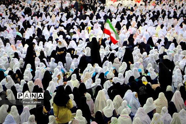 اجتماع بزرگ ۱۰ هزار دانش‌آموز دختر روزه اولی  در تبریز-۱