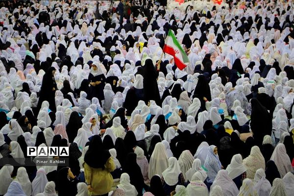 اجتماع بزرگ ۱۰ هزار دانش‌آموز دختر روزه اولی  در تبریز-۱