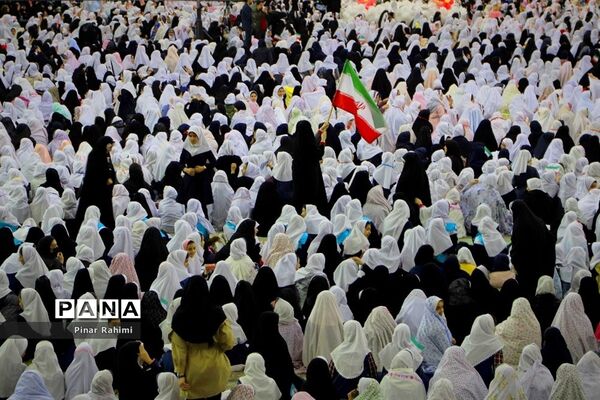 اجتماع بزرگ ۱۰ هزار دانش‌آموز دختر روزه اولی  در تبریز-۱