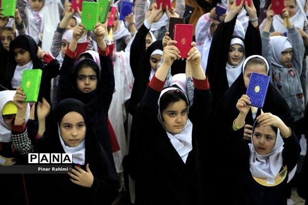 اجتماع بزرگ ۱۰ هزار دانش‌آموز دختر روزه اولی  در تبریز-۱