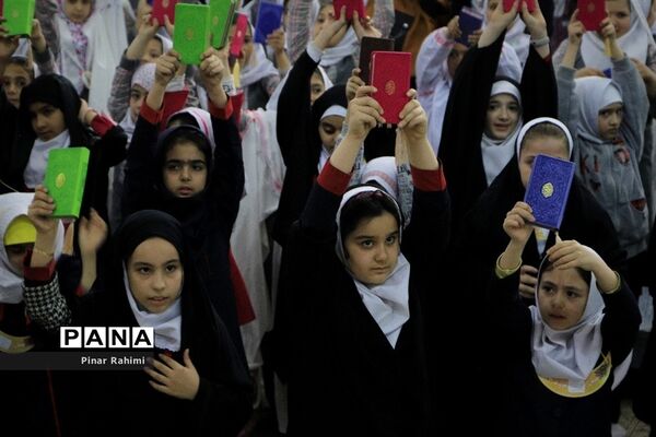اجتماع بزرگ ۱۰ هزار دانش‌آموز دختر روزه اولی  در تبریز-۱