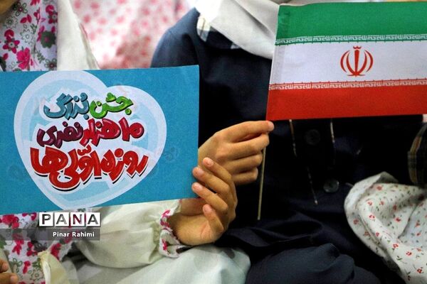 اجتماع بزرگ ۱۰ هزار دانش‌آموز دختر روزه اولی  در تبریز-۱