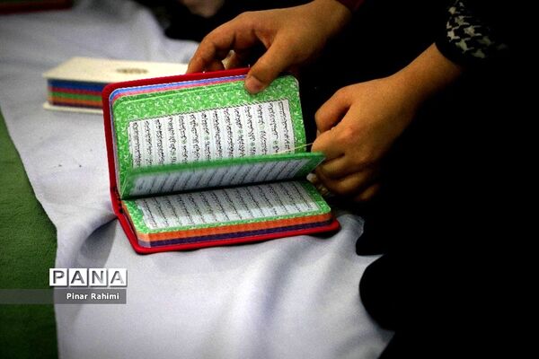 اجتماع بزرگ ۱۰ هزار دانش‌آموز دختر روزه اولی  در تبریز-۱