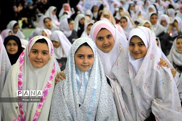 اجتماع بزرگ ۱۰ هزار دانش‌آموز دختر روزه اولی  در تبریز-۱
