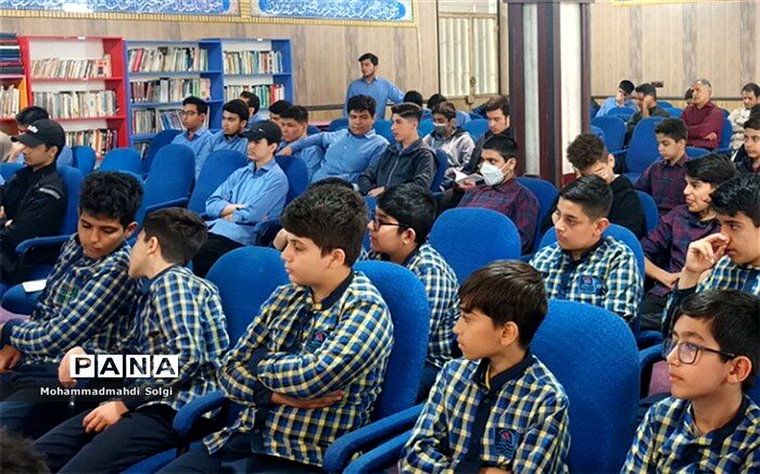 تجلیل از دانش‌آموزان برتر قرآنی دبیرستان شهید کلهر شهریار/فیلم