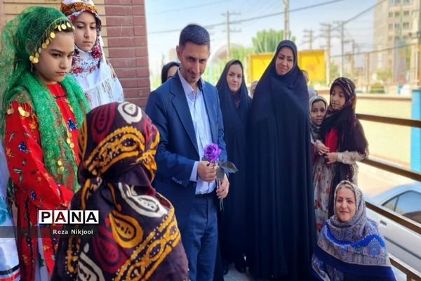 بازدید مسئولان از نمایشگاه طرح جابربن‌حیان ناحیه یک بهارستان