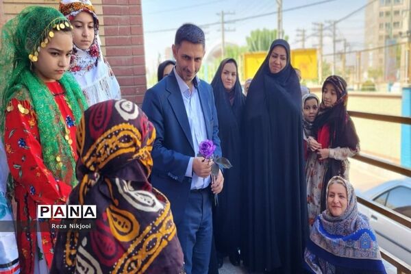بازدید مسئولان از نمایشگاه طرح جابربن‌حیان ناحیه یک بهارستان