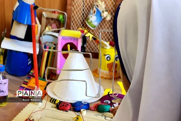 بازدید مسئولان از نمایشگاه طرح جابربن‌حیان ناحیه یک بهارستان