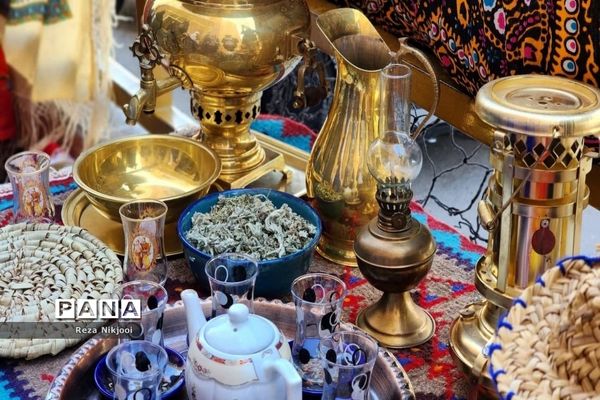 بازدید مسئولان از نمایشگاه طرح جابربن‌حیان ناحیه یک بهارستان